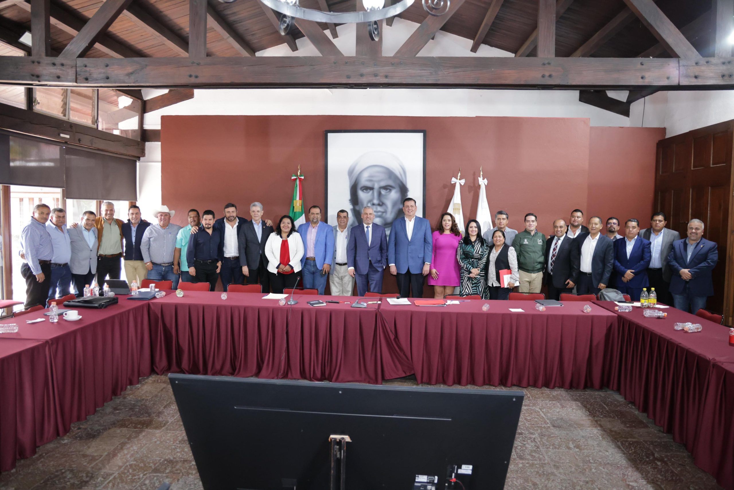 El Gobernador de Michoacán, convocó una reunión con alcaldes
